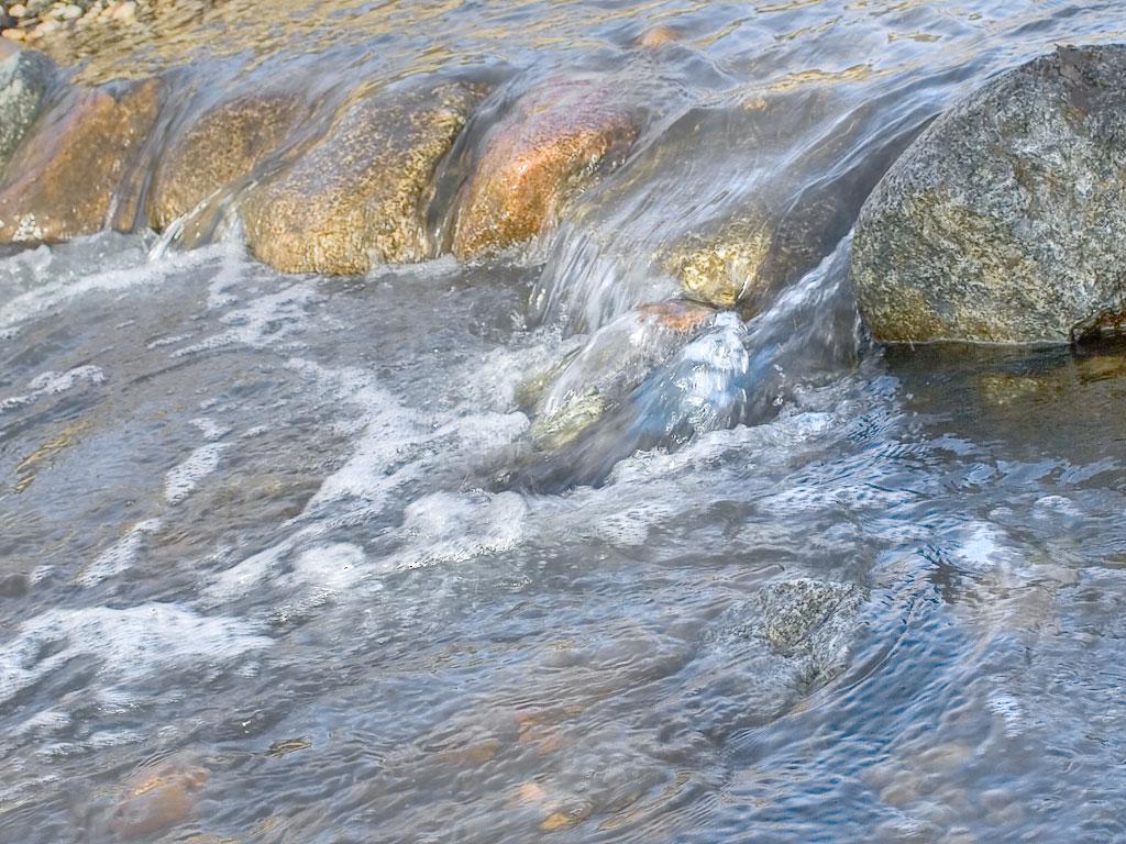 Wasser fließt über Steine